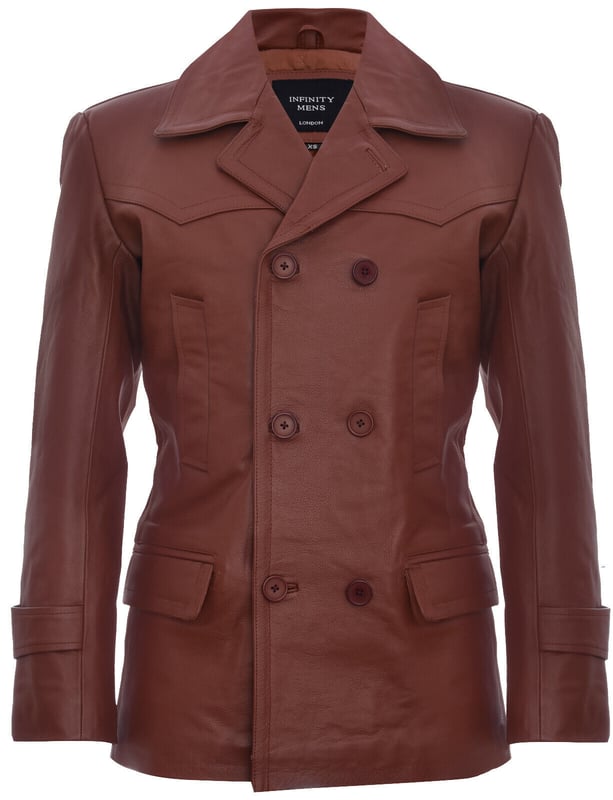 Inspirada en el diseño clásico del abrigo Pea, esta prenda está bellamente confeccionada en el cuero Nappa más suave para brindar un giro alternativo a un estilo icónico. Esta chaqueta tiene un acabado cruzado y tiene un cierre de cuatro botones. Para mayor comodidad, hay dos bolsillos para calentar las manos en ángulo en la cintura, además de dos bolsillos con solapa en la cadera. En la parte trasera de la chaqueta hay un cinturón ajustable para brindar un ajuste más personalizado. Esta chaqueta es un clásico poderoso y atemporal que será un elemento básico en su guardarropa durante los próximos años.