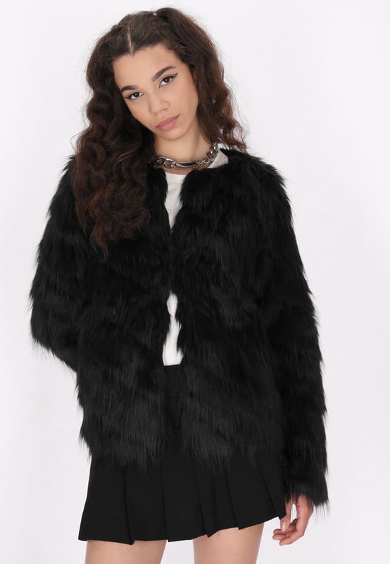 Gönnen Sie sich den luxuriösen Komfort dieser kurzen Jacke. Ihre flauschige Textur strahlt Luxus aus und erinnert an Kunstfell. Mit einem eleganten geraden Saum und verdecktem Verschluss bietet sie eine moderne Silhouette. Das jugendliche Design zeichnet sich durch lange Ärmel und einen kragenlosen Rundhalsausschnitt aus, während das kontrastierende Innenfutter für einen unerwarteten Akzent sorgt. Genießen Sie Gemütlichkeit und Stil mit diesem modischen Stück.  Jacke