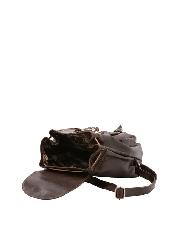 Bolso bandolera para mujer. El cierre es con cordón de piel. Los bolsillos internos son uno con cremallera y dos abiertos. Los bolsillos externos son dos abiertos en la parte delantera y uno en la parte trasera con cremallera. La bandolera es ajustable en piel. El mango es de piel. Hay un compartimento interno. El material exterior es auténtica piel de vacuno. Internamente está forrado en algodón. Medidas: 32x26x13 cm. Hecho en Italia