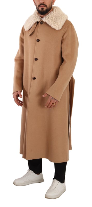Chaqueta 100% auténtica de Dolce & Gabbana  
Modelo: Abrigo largo  
Color: Beige  
Cierre de botones y cinturón en la cintura  
Dos bolsillos exteriores  
Cuello de shearling  
Detalles del logo  
Hecho en Italia  
Material: 2% Seda 90% Piel de camello 8% Cachemira  
Muy exclusiva y de alta artesanía  
Material: 2% Seda 90% Piel de camello 8% Cachemira