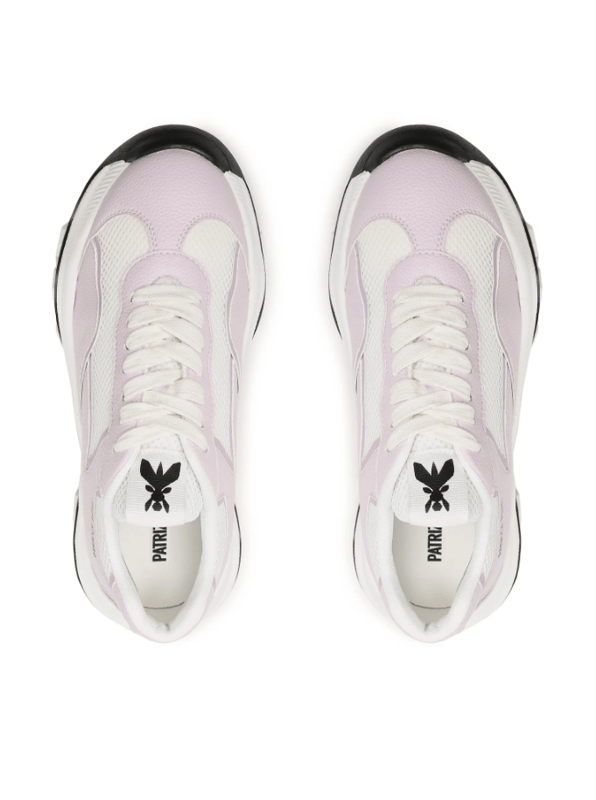 Sneakers atados son la combinación perfecta de estilo y comodidad, ideal tanto para la jungla urbana como para las escapadas de fin de semana.
Con la punta redonda que proporciona espacio y confort a tus dedos, una elección ideal para aquellos que valoran la comodidad en cada paso.
Modelo de plataforma, que no solo añade unos centímetros de altura, sino que también asegura estabilidad y amortiguación al caminar.
En la lengua, un parche de la marca es un detalle sutil pero notable que demuestra la originalidad y alta calidad del producto.
La suela con logo no solo garantiza la autenticidad, sino que también es un signo de solidez y durabilidad, lo que te permite disfrutar de los zapatos por muchas temporadas.
En la parte trasera del zapato, el nombre de la marca destaca discretamente el carácter lujoso del calzado y añade prestigio a cada paso.
Hechos de cuero ecológico de alta calidad y tela, lo que representa una elección responsable para el medio ambiente, sin comprometer la estética y durabilidad.