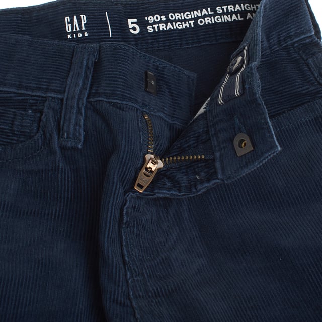 Boys corduroy pants, made from authentic stretch-free corduroy denim for a classic, long-lasting style.

 Featuring a straight cut design, these pants offer a comfortable, traditional fit.

 The front closure features a button in the center, while sizes 4 to 8 include a convenient hook and bar system hidden under a false clasp. Additionally, it includes an adjustable elastic band on the inside, allowing for a perfect and comfortable fit.

 Featuring a zip fly for added practicality, these corduroy jeans are ideal for everyday wear, providing a timeless and functional look.
 Composition: 100% Cotton
 Care:
- Machine wash cold.
 - Use similar colors in the wash.
 - Avoid the use of bleaches.
 - Dry at low temperature in the dryer.
 - Iron at low temperature.
 - Do not dry clean.