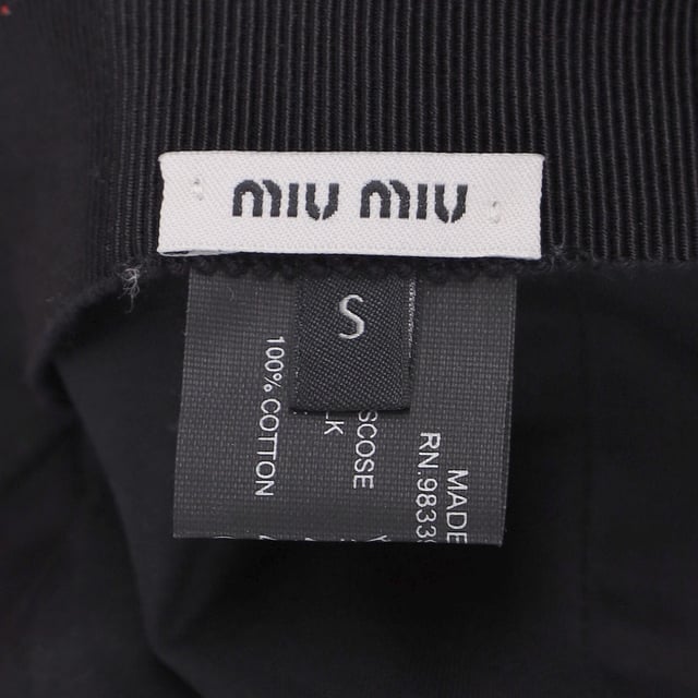 VINTAGE, UVP WIE NEU  
Die Miu Miu Logo Patch Baseballkappe aus rotem Canvas ist ein stilvolles und funktionales Accessoire, das zeitgenössische Coolness ausstrahlt. Das auffällige Logo-Patch auf der Vorderseite setzt ein mutiges Statement, während der geschwungene Schirm eine zeitlose Silhouette verleiht. Mit einem verstellbaren Riemen auf der Rückseite für eine individuelle Passform ist diese Kappe eine schicke und zwanglose Möglichkeit, jedes Outfit zu vervollständigen.  

Miu Miu Logo Patch Baseballkappe aus rotem Canvas  
Zustand: Ausgezeichnet  
Tragespuren: Keine Tragespuren vorhanden.  
Verpackung: Keine  
Farbe: Rot  
Material: Canvas  
Größe: INT | S  
Maße: Höhe: 150; Länge: 290  
SKU: NAPPUDEAC444707W
