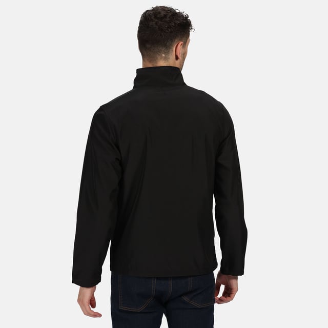 100% Softshell. Schnell trocknende Konstruktion. Wind- und wasserabweisende Konstruktion. Durchgehender Kragen mit hohem Reißverschluss. Zwei Fronttaschen mit Reißverschluss. Offene Manschetten und Saum. Branding auf der Rückseite des Kragens. Regatta Herren-Größen (Brustumfang ca.): XS (35-36in/89-91.5cm), S (37-38in/94-96.5cm), M (39-40in/99-101.5cm), L (41-42in/104-106.5cm), XL (43-44in/109-112cm), XXL (46-48in/117-122cm), XXXL (49-51in/124.5-129.5cm), XXXXL (52-54in/132-137cm), XXXXXL (55-57in/140-145cm).