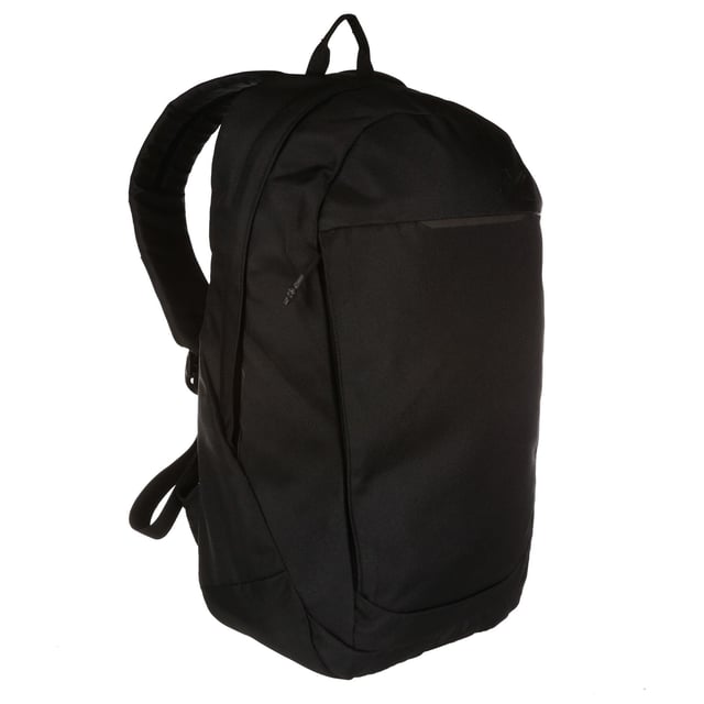 100% Polyester. Längd: 45,5 cm. Bredd: 29 cm. Djup: 14,5 cm. Justerbar axelrem, nyckelklämma, vadderad ryggpanel, dragkedjor. Fack: 1 huvudfack. Fickor: 1 invändig ficka, förvaringsficka. Hållbarhet: Tillverkad av återvunnet material. Kapacitet: 18L.