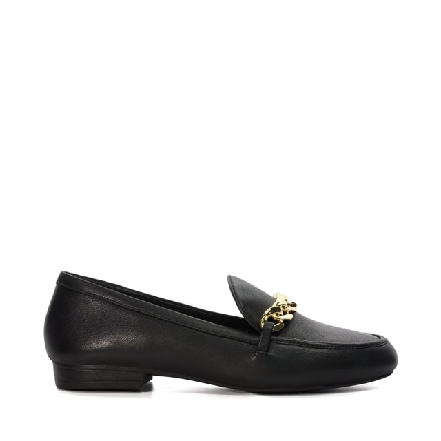 The new way to update your shoe collection? Large chain detailing. Meet Gaiia: the loafer made to elevate your semi-smart lineup, designed in-house with a clean almond-toe silhouette, accented with a contemporary finish.