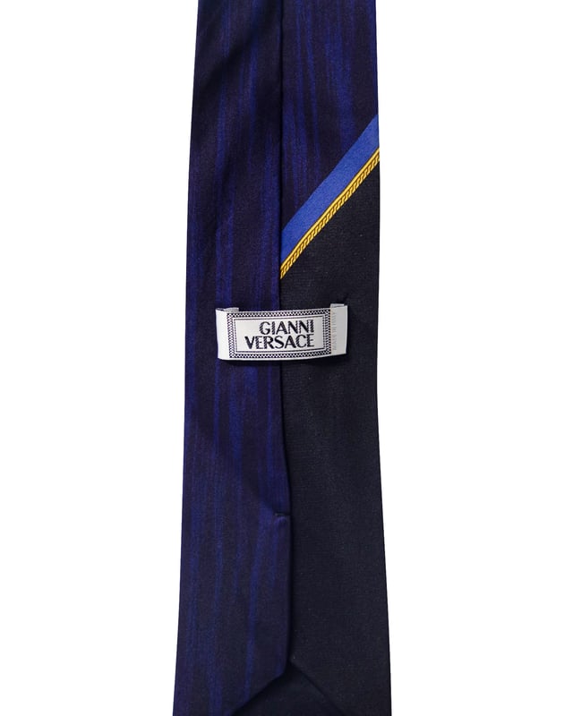 VINTAGE, RRP AS NEW
This Gianni Versace is stitched to perfection in a navy blue shade. Made from silk, the creation features the label's iconic stripe detail for a unique appeal. It is sure to add oodles of style to your formal ensemble.



Gianni Versace Printed Tie in Navy Blue Silk
Condition: excellent
Material: Silk
Size: one size
Sign of wear: No
SKU: 196371
