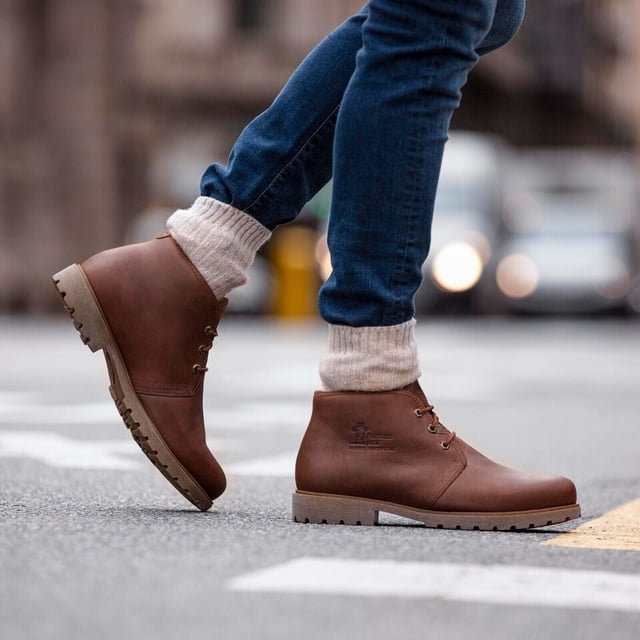 Treten Sie stilvoll hervor mit dem Panama Jack Bota Panama C10 Herren-Chukka-Stiefel. Gönnen Sie sich unvergleichlichen Komfort und Stil mit dem Panama Jack Bota Panama C10 Herren-Chukka-Stiefel. Diese Stiefel bestehen aus hochwertigem, wasserdichtem Lederobermaterial und exquisiten Nahtdetails und bieten sowohl Haltbarkeit als auch Raffinesse. Das Panama Jack-Branding auf der Außenseite verleiht einen Hauch von Prestige und zeigt Ihre Affinität zu hochwertiger Handwerkskunst. Diese Stiefel verfügen über ein Schnürdesign mit einer praktischen 3-Loch-Schnürung vorne und ermöglichen ein einfaches An- und Ausziehen sowie eine verstellbare Passform für maximalen Komfort. Im Inneren sorgt eine herausnehmbare, anatomisch geformte Einlegesohle für hervorragenden Halt und kann bei Bedarf mühelos durch Ihre eigenen Einlagen ersetzt werden. Das Lederfutter umhüllt Ihren Fuß mit weichem Komfort und verbessert das Gesamtgefühl. Diese Stiefeletten sind für den täglichen Gebrauch konzipiert und verfügen über eine rutschfeste Naturkautschuk-Außensohle, die sowohl Flexibilität als auch Haltbarkeit bietet. Ganz gleich, ob Sie durch Stadtstraßen oder auf Landwegen navigieren, Sie können sich darauf verlassen, dass diese Stiefel zuverlässige Traktion und Stabilität bieten. Hauptmerkmale: Premium-Konstruktion: Diese Stiefel sind aus wasserfestem, geöltem Nappaleder gefertigt und strahlen zeitlose Eleganz und Haltbarkeit aus. Stilvolle Details: Die Nahtdetails verleihen dem klassischen Chukka-Stiefel-Design einen Hauch von Raffinesse und verleihen Ihrem Look einen subtilen Charme. Rutschfest: Die flexible und langlebige TPU-Gummisohle sorgt für rutschfeste Traktion auf verschiedenen Oberflächen und sorgt für Stabilität bei jedem Schritt. Bequeme Passform: Mit einem flachen Ankle-Boot-Design und einer Schafthöhe von 14 cm bieten diese Stiefel eine bequeme und dennoch bequeme Passform, die sich perfekt für den ganztägigen Tragekomfort eignet. Luxuriöse Innenausstattung: Das Futter aus Vitello-Leder erhöht den Komfort und die Atmungsaktivität und sorgt bei jedem Tragen für ein angenehmes Tragegefühl. Hergestellt in Spanien: Diese in Spanien fachmännisch gefertigten Stiefel zeugen von höchster Handwerkskunst und Liebe zum Detail. Absatzhöhe: 3 cm