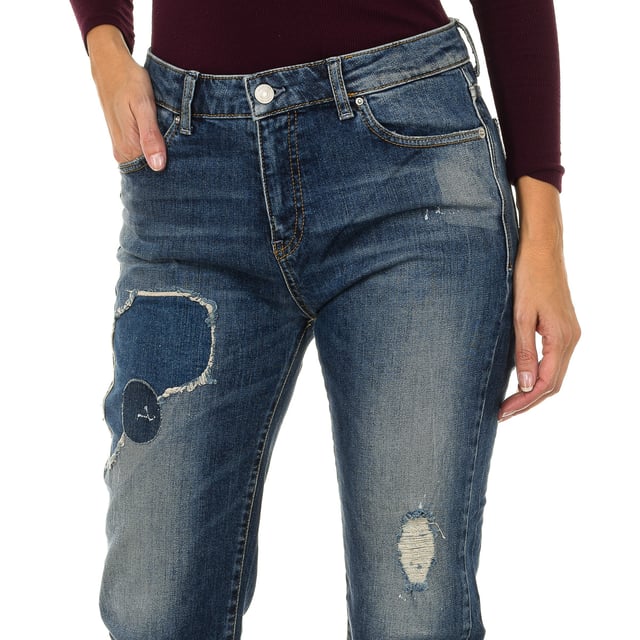 Long jeans.
 Color blue
 Belt with belt loops.
 Zip and button fastening on the front.
 Two front pockets and mini pocket.
 Two pockets on the back with the metallic logo.
 Worn and torn effect.
 Patches
 Matching seams,

 Composition:
 98% Cotton - 2% Elastane.

 Washing instructions:
 - Wash maximum at 30ºC.
 - Iron at medium temperature, max. 110 ° C.
 - Allows you to use a dryer.
 - Do not use bleach.
 - It does not support dry cleaning.
 Composition: 98% Cotton, 2% Elastane
 Care:
Wash maximum at 30ºC.
 - Iron at medium temperature, max. 110ºC.
 - Allows you to use a dryer.
 - Do not use bleach.
 - Does not support dry cleaning.