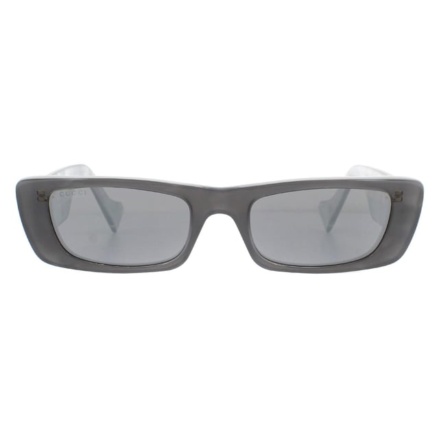 De Gucci-zonnebril GG0516S 002 Grijs Zilver is geïnspireerd op vintage stijl met een gedurfde rechthoekige acetaat montuur. Super dikke tempels zijn versierd met een groot metalen GG logo.