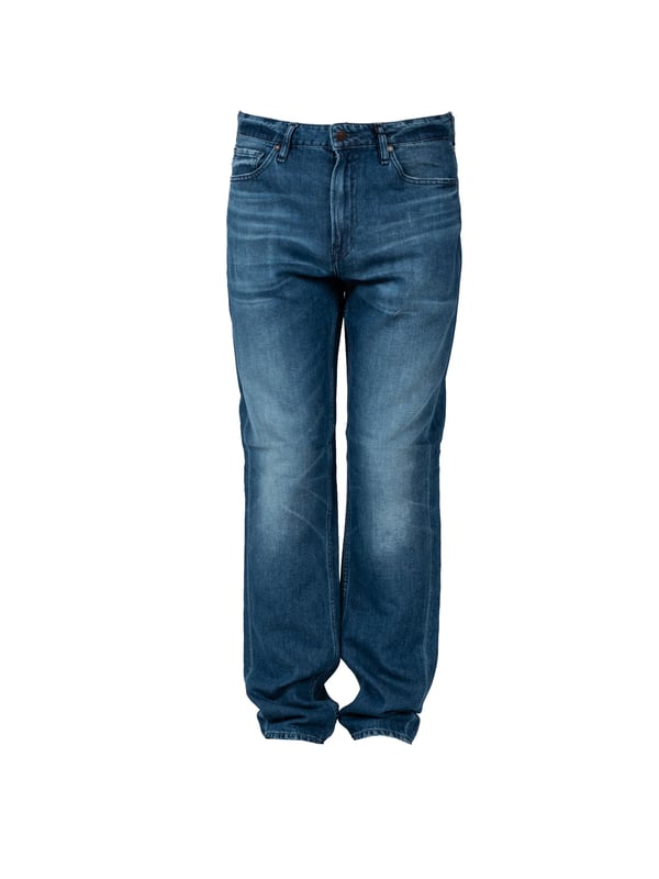 Este corte clásico se adapta perfectamente a cualquier estilo, desde el casual hasta el más elegante, manteniendo al mismo tiempo la máxima comodidad en su uso.
El cómodo cierre con cremallera y botón con el logo de la marca otorga a los pantalones un carácter único, además de garantizar la facilidad en su uso.
Sus piernas rectas aseguran un gran ajuste y una apariencia atemporal que nunca pasa de moda.
La cintura media de estos pantalones es la solución ideal para aquellos que valoran la comodidad y la versatilidad en el uso diario.
Cinco bolsillos funcionales ofrecen comodidad y practicidad, permitiendo llevar los elementos esenciales sin necesidad de una bolsa o mochila.
Una elegante etiqueta con el nombre de la marca colocada en el bolsillo trasero es un signo discreto pero claro de calidad y pertenencia a un grupo de productos seleccionados.
El uso de telas de alta calidad garantiza la durabilidad y hace que los pantalones mantengan su apariencia ideal por mucho tiempo.