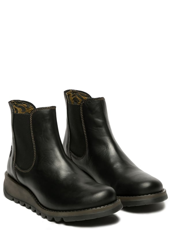 Las botas Chelsea de piel Salv195 para mujer de Fly London de la línea Sminx ofrecen un diseño elegante y práctico para el día a día. Con un estilo sin cordones, estas botas están confeccionadas con parte superior de piel de primera calidad, forro de microfibra y una cómoda plantilla de microfibra. La duradera suela de goma TR garantiza un soporte duradero, mientras que el tacón de cuña de 3,5 cm añade la altura justa para una elevación sutil. Perfectas para combinar con conjuntos informales o semiformales, estas botas Chelsea combinan comodidad y estilo atemporal. Parte superior: piel, forro: microfibra, plantilla: microfibra, suela: goma TR, altura del tacón: 3,5 cm, estilo sin cordones.