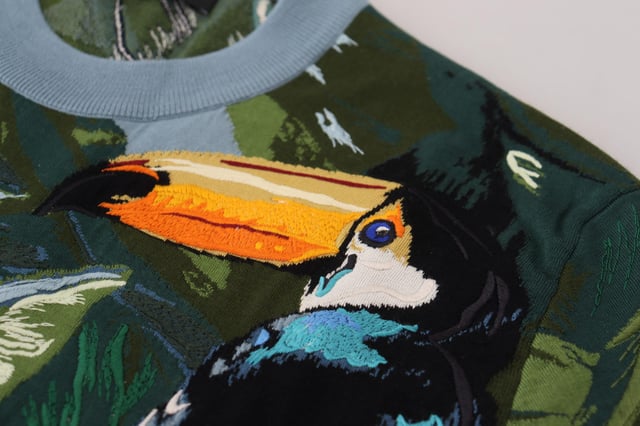 Fantastisk Dolce & Gabbana tröja  
Tillverkad i Italien  
Flerfärgad broderad design med djungelmönster  
Pullover med rund hals  
Logodetaljer  
Hög craftsmanship  
Material: 63% ull 37% siden  
Exklusiv och lyxig  
Perfekt för alla tillfällen  
Uppgradera din stil