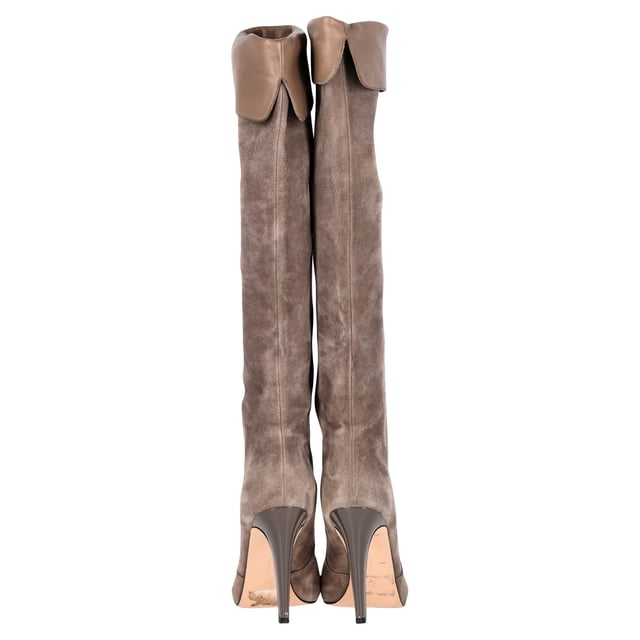 VINTAGE, RRP AS NEW
Sophisticated Comfort: Embrace sophisticated comfort with the Gianvito Rossi Knee Boots in Brown Suede. The sumptuous suede and knee-high construction offer both style and ease, making these boots a timeless and practical addition to any shoe collection. Perfect for those who seek a blend of elegance and wearability in their footwear choices.

Gianvito Rossi Knee Boots in Brown Suede
Condition: Very good
Signs of wear: Minor markings, Lightly used but very well maintained. Minor mark at soles & creasing, light scuffing at the soles and heels.
Packaging: Dust bag
Color: Brown | ochre
Material: Suede
Size: EU40.5
Measurements: Heel height: 105; Insole length: 270
SKU: NAPPUGBSH370836W