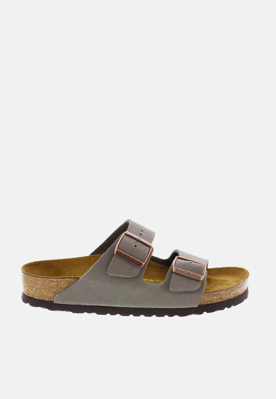 Zapatillas Birkenstock Arizona Gris Especificaciones: Zapatilla de ecopiel con plantilla anatómica Parte superior: Birko - Flor Nubuck Cordones: Doble hebilla Tipo de suela: Suela anatómica