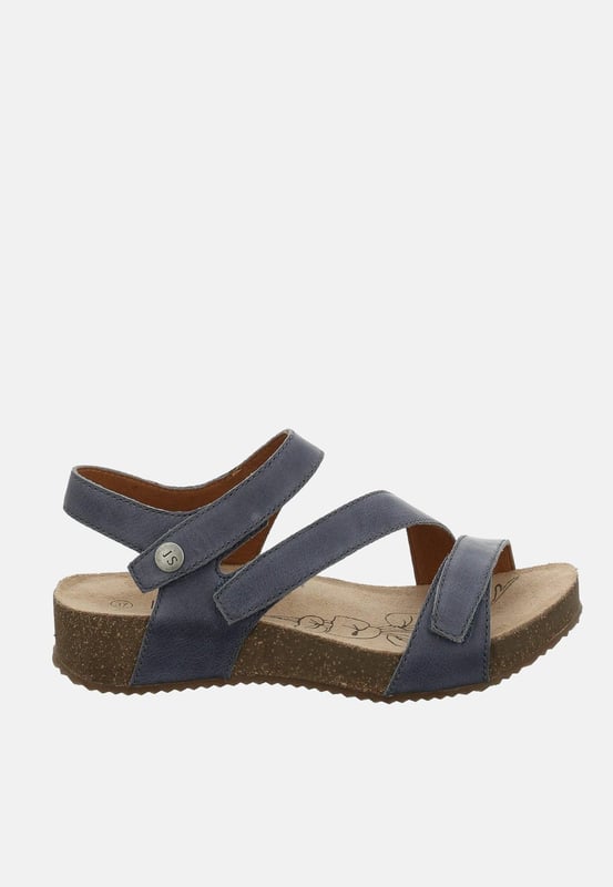Onze sandaal is gemaakt van fijn kalfsleer en is daardoor bijzonder stevig. Het model Tonga 25 biedt een eenvoudige instap dankzij de praktischeklittenband. De AGO-fabricagemethode staat voor robuuste schoenen die lang hun pasvorm behouden. Met de G-schoenbreedte, biedt de sandaal Tonga 25 een aangename breedte aan de voet. Waar u ook gaat, dit lichtgewicht model Tonga 25 vergezelt u door dik en dun.