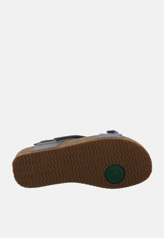 Onze sandaal is gemaakt van fijn kalfsleer en is daardoor bijzonder stevig. Het model Tonga 25 biedt een eenvoudige instap dankzij de praktischeklittenband. De AGO-fabricagemethode staat voor robuuste schoenen die lang hun pasvorm behouden. Met de G-schoenbreedte, biedt de sandaal Tonga 25 een aangename breedte aan de voet. Waar u ook gaat, dit lichtgewicht model Tonga 25 vergezelt u door dik en dun.