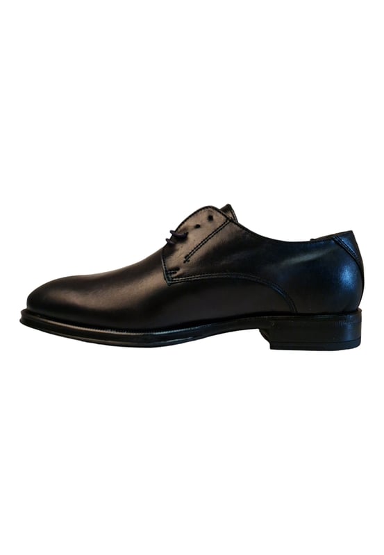 Dress shoe with lace-up closure and tongue, with heel. It has a comfortable sole and a non-slip sole