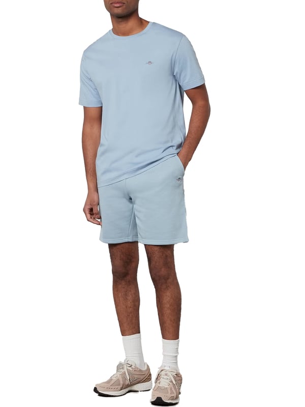 These classic sweat shorts are crafted from a soft cotton blend and tailored for a regular fit. Featuring a ribbed waistband for enhanced comfort, the design includes two front pockets, a single back pocket, and a drawstring waist. Completing the look, the shorts are adorned with a small-scale shield graphic embroidered on the left leg.