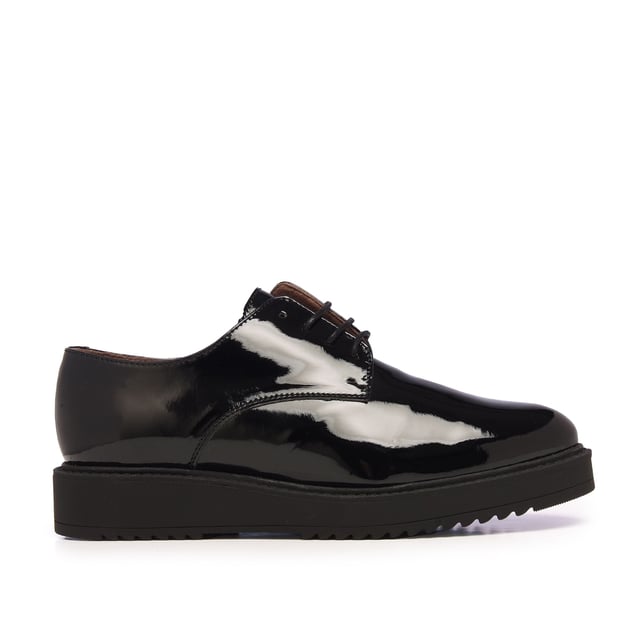 Blucher shoes to dress with laces closure for women. Patent leather. Inner made of leather. Rubber sole. Made in Spain.