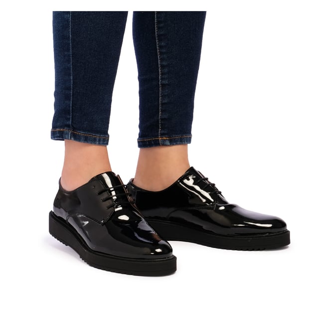 Blucher shoes to dress with laces closure for women. Patent leather. Inner made of leather. Rubber sole. Made in Spain.