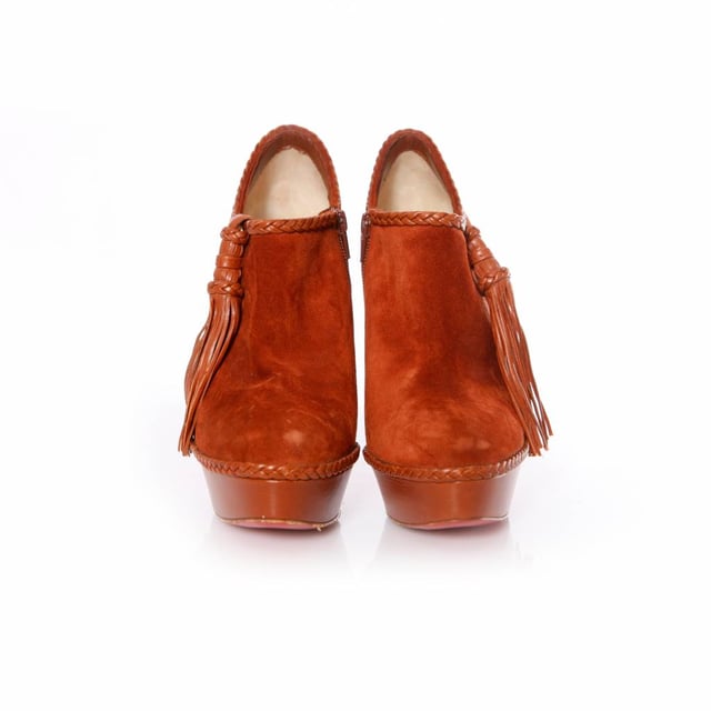 VINTAGE, RRP AS NEW
Christian Louboutin, Brown suede/leather platform shoot with tassel in size 40.5. This item has been worn once and is in mint condition. • CONDITION: mint condition

• SIZE: 40.5

• INSOLE MEASUREMENTS: 26 cm

• HEEL MEASUREMENTS: 14 cm PLATFORM: 3.5 cm

• FABRIC: leather/suede

• COLOUR: brown