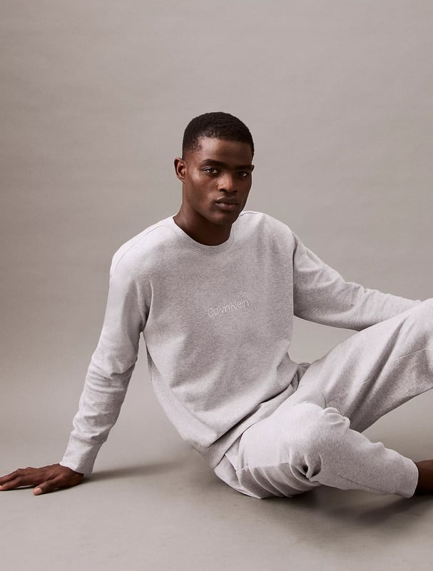 Calvin Klein MODERN TERRY Mens Sweatshirt Grey Heather Calvin Klein Calvin Klein MODERN TERRY Mens Sweatshirt Grey Heather
Closure/Fastening: Pull-On
Features: Comfort
Item Weight: 0.4 KG
Clothing Fit: Regular
Single Or Multi Pack?: Single
Gift Boxed: No
Material Composition: 98% Cotton, 2% Elastane
Product Code: 000NM2708EQQC