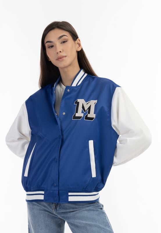Dit varsity-jack van myMo is geïnspireerd op de klassieke college-stijl en is een absolute topper! Het is gemaakt van een glanzende satijnen stof, heeft een hoogwaardige afwerking en klassieke tweekleurige mouwen en zoom. De gestreepte ribboorden, de steekzakken en de geborduurde M-patch zorgen voor een authentieke retrolook.