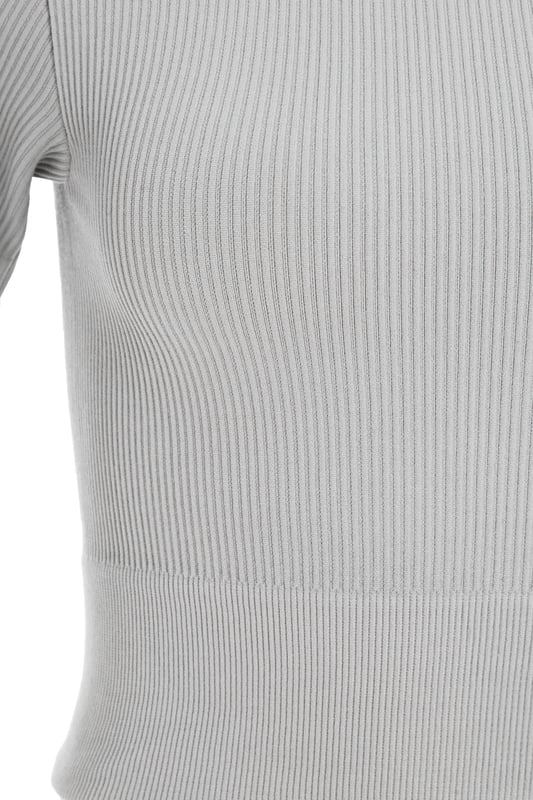 - Plain design - Round neckline - Short sleeve - Cropped style - Model height: 5' 8" - Model wears size s
