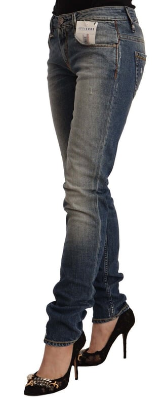 Nuevo con etiquetas  
100% auténticos jeans ACHT  
Corte skinny con cierre de cremallera y botón  
Calce ajustado  
Color azul lavado  
Fabricado con 99% algodón y 1% elastano  
Dos bolsillos frontales y dos traseros  
Cierre de botón  
Detalles del logo  
Material: 99% algodón 1% elastano