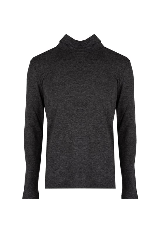 El diseño simple de este suéter es la quintaesencia de la elegancia y la versatilidad, combinando perfectamente con cualquier tipo de vestimenta, desde jeans casuales hasta pantalones de tela más formales.

Con cuello alto, que no solo añade estilo y clase, sino que también proporciona calor adicional en los días más fríos, siendo un elemento práctico en tu estilismo de invierno.

En la nuca, el emblema de la marca es un detalle discreto, pero claro, que indica pertenencia al grupo de productos de marcas premium y añade prestigio a quien lo lleva.

Hecho de tejido de alta calidad, que no solo proporciona durabilidad y resistencia al pilling, sino que también garantiza una comodidad excepcional gracias a la suavidad y elasticidad del material.