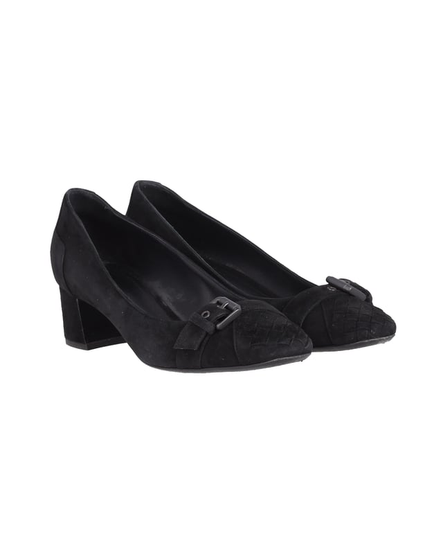 VINTAGE, RRP AS NEW
This pair of Bottega Veneta pumps is the perfect choice for a night out. They're crafted from black suede and feature a buckle-toed front, square toes, and block heels. Finished with intrecciato detail, these pair make an ideal addition to your shoe collection.
Bottega Veneta Buckle-Toe 45mm Pumps in Black Suede
Condition: good
Color: black
Material: Suede
Size: EU41
Sign of wear: wear on soles and suede
SKU: 268452