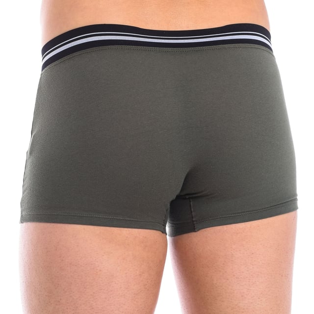El bóxer de algodón elástico con cintura extra suave para hombre, también conocido como "calzoncillo de algodón elástico con banda ultra suave" o "pantalón interior de algodón con cintura extra confortable", es una elección destacada para aquellos que valoran tanto la comodidad como la suavidad en su ropa interior diaria.

Este bóxer está confeccionado con una mezcla de algodón y elastano, que proporciona una sensación suave y flexible contra la piel. La elasticidad del material permite un ajuste ceñido que se adapta cómodamente a la forma del cuerpo, ofreciendo soporte adecuado sin restricciones.

La cintura extra suave del bóxer asegura un ajuste confortable y sin marcas, ideal para llevar durante todo el día. Esta característica no solo mejora la comodidad, sino que también añade un toque de suavidad adicional, evitando cualquier sensación de incomodidad.

Las costuras planas en el bóxer de algodón elástico minimizan la fricción y evitan las irritaciones en la piel, proporcionando una experiencia de uso sin molestias. Este diseño funcional y práctico lo hace perfecto para uso diario y para cualquier actividad que requiera movimientos libres y confortables.

Disponible en una variedad de colores clásicos y modernos, el bóxer de algodón elástico con cintura extra suave combina estilo con funcionalidad. Es una opción ideal para hombres que buscan una ropa interior que ofrezca tanto confort como un ajuste perfecto.

El bóxer de algodón elástico con cintura extra suave es la elección perfecta para aquellos hombres que priorizan la suavidad, la comodidad y la flexibilidad en su ropa interior. Este bóxer garantiza una sensación agradable y un ajuste óptimo, asegurando una experiencia de uso satisfactoria en todo momento.
 Composición: 96% Algodón, 4% Elastano.
 Cuidados:
- Lavar a temperatura máx. 40º.
- No usar lejía.
- No usar secadora.
- No planchar.
- No lavar en seco.