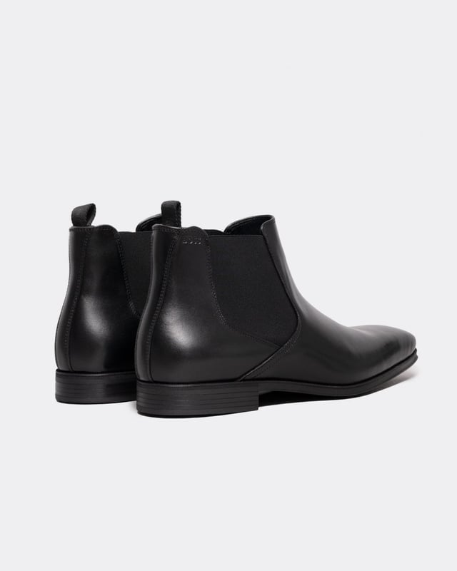 Salga con estilo con las botas Chelsea Theon de BOSS. Confeccionadas con cuero de primera calidad, estas botas negras rezuman un diseño elegante y sofisticado, perfecto para cualquier ocasión. La suela de goma garantiza la máxima comodidad y durabilidad, mientras que la clásica silueta Chelsea añade un toque de elegancia atemporal. Mejora tu colección de zapatos y siéntete como un jefe.