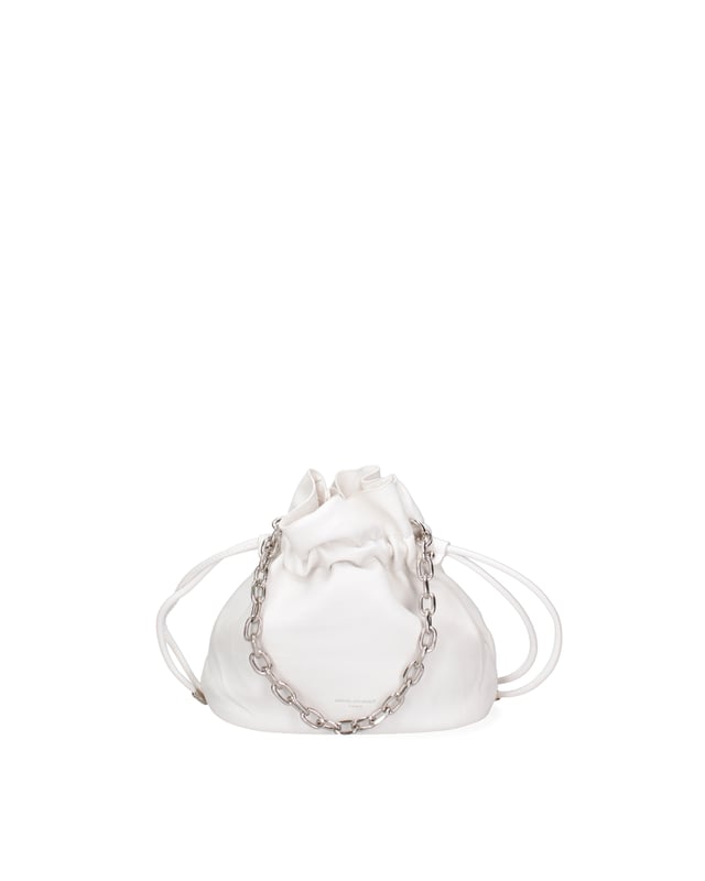 Bolso tipo bombonera para mujer. El cierre es con cremallera. Los bolsillos internos son uno con cremallera y otro abierto. Los bolsillos externos están ausentes. La correa para el hombro es ajustable y extraíble. El mango es de cadena. Hay un compartimento interno. El material exterior es PVC. Internamente está forrado en poliéster. Medidas: 22x24x12 cm. Producto de moda