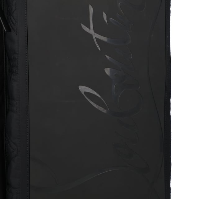 Med sina sportiga linjer visar Loubideal-ryggsäcken Maison Christian Louboutin's tekniska skicklighet. Den är tillverkad i svart gummi och nylon och bär sin skapares signatur på framsidan.

- Ett handtag på 5 cm/2 tum och två axelremmar gör att den kan bäras för hand eller över axeln
- Dragkedjestängning
- 2 huvudfack
- 1 blixtlåsficka
- 2 flaskfickor på sidorna

Dimensioner: H 42 x B 27 x D 20 cm
Färg: Svart
Material: Gummi
Mått: bredd: 200 mm längd: 270 mm höjd: 420 mm handtagsdrop: 50 mm