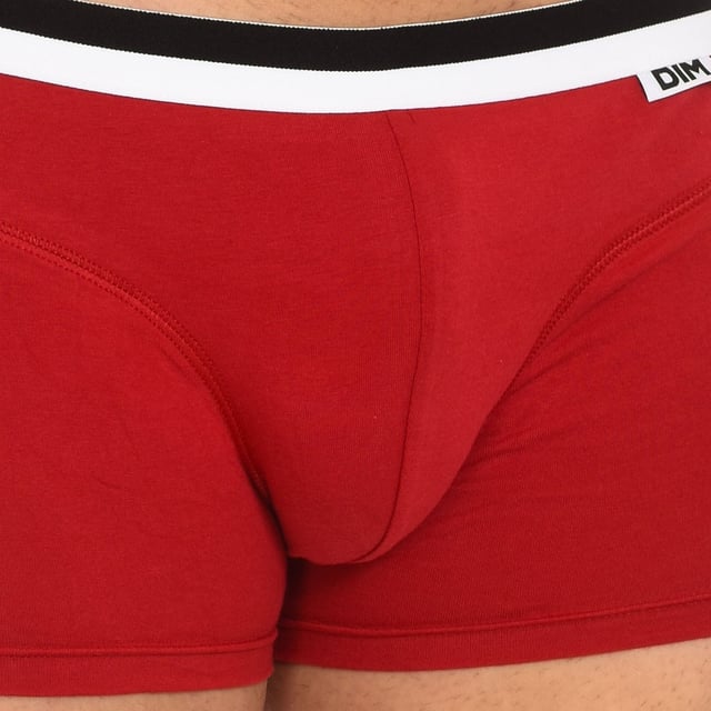 Pack-2 boxers DIM.
Cinturilla de goma elástica, con nombre de la marca en etiqueta de tela, en un lateral.
Tejido transpirable.
Frontal anatómico con capacidad de sujetar sin apretar.
Costuras vistas a tono.
 Composición: 95% Algodón, 5% Elastano
 Cuidados:
Lavar a temperatura máx. 40º.
No usar lejía.
No usar secadora.
No planchar.
No lavar en seco.