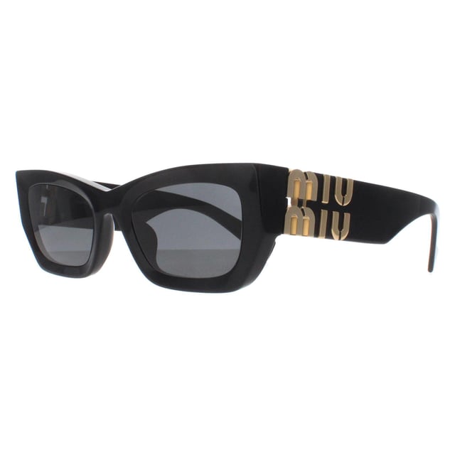 Las gafas de sol Miu Miu Rectangle Womens Black Dark Grey MU09WS presentan una montura rectangular única elaborada en acetato de primera calidad, que ofrece una sensación de ligereza y durabilidad. Las lentes no sólo garantizan una protección UV óptima, sino que también añaden un toque de modernidad. Adornadas con el icónico logotipo de Miu Miu en las patillas, las gafas de sol MU09WS están diseñadas para quienes adoptan el estilo atrevido con gracia. Eleve cualquier atuendo con estas impresionantes gafas y rebose confianza allá donde vaya.
