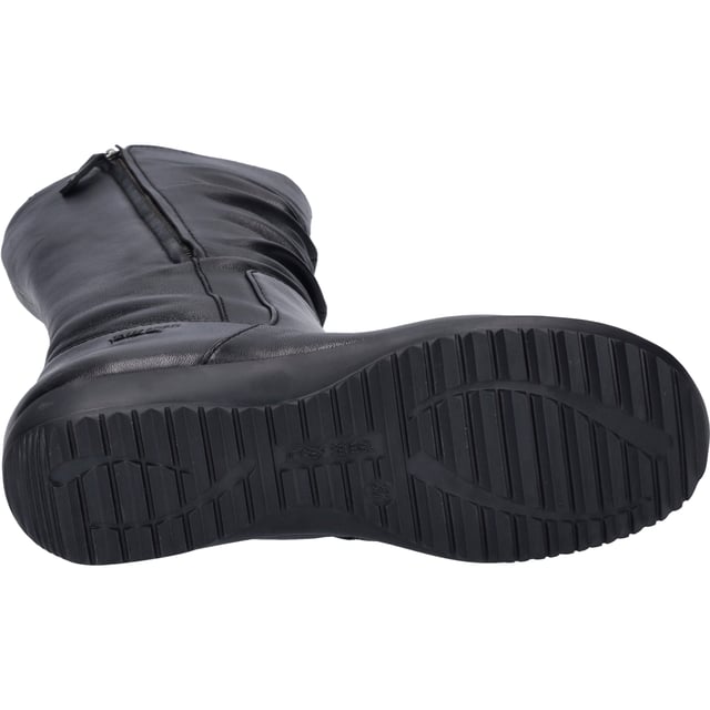 Die kalte Jahreszeit verlangt nach Schuhen, die nicht nur das Herz erwärmen, sondern auch die Füße. Mit dem Naly 26, einem Stiefel von JOSEF SEIBEL in elegantem Schwarz, ist genau das möglich. Dieses Modell für Damen besticht durch seine hochwertige Verarbeitung und das Obermaterial aus feinstem Schafsleder in Nappa-Qualität. Das warm gefütterte Innenleben sorgt für behagliche Wärme an kühlen Tagen und macht den Schuh zum idealen Begleiter für lange Spaziergänge in der Natur oder einen entspannten Stadtbummel. Die Sohle aus TR – Thermoplastischem Kautschuk – bietet neben einer guten Rutschfestigkeit und Langlebigkeit auch eine Leichtigkeit, die den Komfort spürbar erhöht. Mit einem Reißverschluss ausgestattet, lässt sich der Naly 26 unkompliziert an- und ausziehen. Die Fertigung nach der AGO-Methode, eine der jüngsten und innovativsten Produktionsvarianten, verspricht eine leichte und formbeständige Beschaffenheit, die den Schuh besonders langlebig macht. Abgerundet wird das Erlebnis durch die Zugehörigkeit zur Josef Seibel Produktlinie, die für modernen Tragegenuss, perfekte Passform und die Verwendung hochwertiger Materialien steht. Dieser Stiefel ist somit eine Hommage an die Freizeitgestaltung im Freien, wo er seine Trägerin mit Bequemlichkeit und einer stilvollen Erscheinung unterstützt. Ein Schuh, der nicht nur durch seine Ästhetik, sondern auch durch seine Funktionalität und das Bekenntnis zu nachhaltiger Produktion überzeugt – ein wahres Meisterwerk der Schuhmacherkunst von JOSEF SEIBEL.