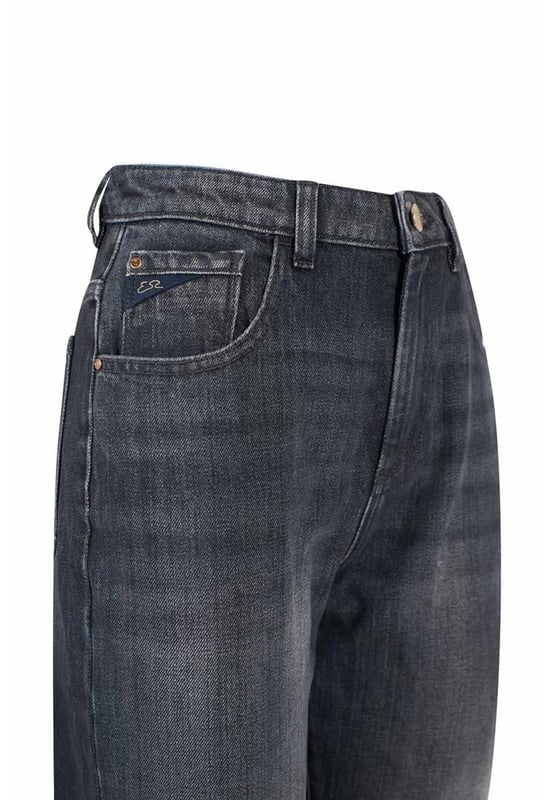 Damen Jeans mit hoher Taille.
  Farbe: Schwarz.
  Reissverschluss.
  Funf Taschen.
  Hergestellt aus bequemem Baumwollstoff.
