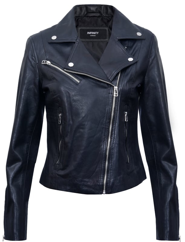 Erweitern Sie Ihren Stil mit dieser modernen Jacke mit auffälligem Reißverschlussmotiv in handpoliertem Silber. Diese Jacke ist aus 100 % hochwertigem, ultraweichem Nappaleder gefertigt und bietet sowohl Luxus als auch Komfort. Das zeichnet sie aus:  
 Einzigartiges Reißverschlussmotiv: Das Design der Jacke zeichnet sich durch ein markantes Reißverschlussmotiv aus, das für ein unverwechselbares und unverwechselbares Design sorgt moderner Look, besonders in der auffälligen silbernen Farbe. 
 Abgewinkelter YKK-Reißverschluss: Die zweireihige Vorderseite ist mit einem abgewinkelten YKK-Reißverschluss gesichert Reißverschluss, der dem klassischen Biker-Stil eine moderne Note verleiht. 
 Modische Reißverschlusstaschen: Reißverschlusstaschen auf der Vorderseite verstärken den modischen Reiz der Jacke und bieten gleichzeitig Komfort praktische Aufbewahrung für Ihre wichtigsten Dinge. 
 Stilvolles, breites, fallendes Revers: Das breite, fallende Revers erinnert an die ikonische Jacke, die Marlon Brando in den 1950er Jahren populär machte. kann für zusätzlichen Flair mit Nieten-Schulterklappen befestigt werden. 
 Vielseitige Farboptionen: Erhältlich in klassischem Schwarz und Hellbraun sowie kräftigem Rot. Diese Jacke bietet vielseitige Auswahlmöglichkeiten, die zu Ihrem Stil passen.  Ausgestattet mit einem außermittigen YKK-Reißverschluss, Reißverschlusstaschen und Bündchen ist diese Jacke eine vielseitige Ergänzung Ihrer Garderobe. Perfekt, um ein Statement zu setzen, egal ob Sie einen klassischen oder gewagten Look bevorzugen
