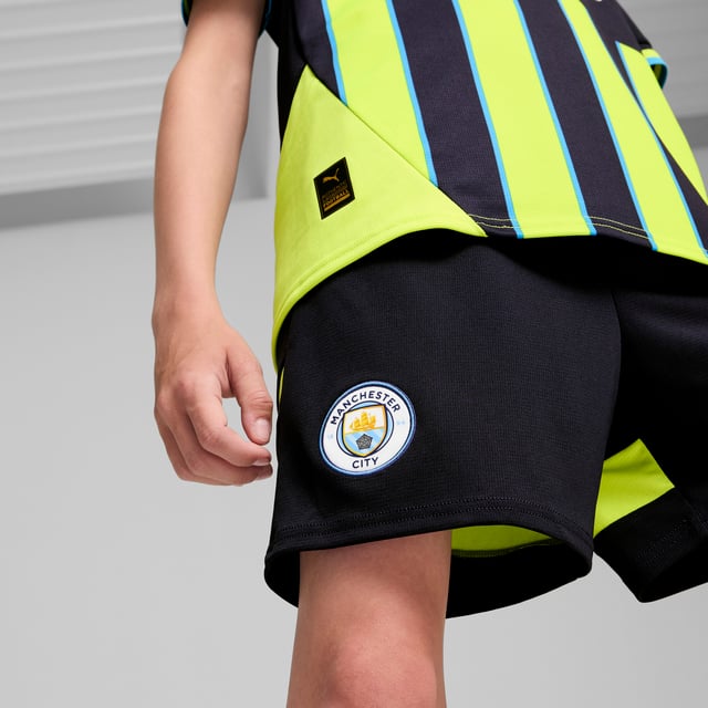 PRODUCT STORY : Hit the pitch like Manchester City's finest in these football shorts. They're made from sweat-wicking material to keep you cool in the tensest moments of the game and are finished with the team's famous crest on the leg. FEATURES & BENEFITS :  dryCELL: Performance technology designed to wick moisture from the body and keep you free of sweat during exercise. As part of the RE:FIBRE program, this garment is made of at least 95% recycled material from textile waste and other used materials.  DETAILS :  Regular fit. 170 gsm, Jacquard. Medium rise. Official team branding. PUMA branding details. PUMA Youth: Recommended for older kids between 8 and 16 years.  Our model is 150 cm tall and is wearing size  152 RUS.