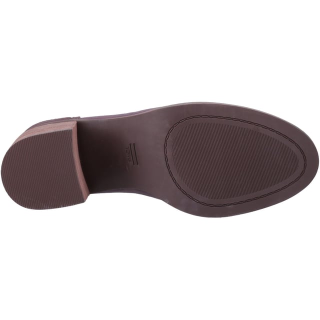 Mode ontmoet functie in de Evelyn enkellaars. Ontworpen voor comfort dankzij de precies goede blokhak en een dubbele boord voor gemakkelijk aan- en uittrekken. Een must-have stijl die je met gemak van je werk naar het weekend brengt.