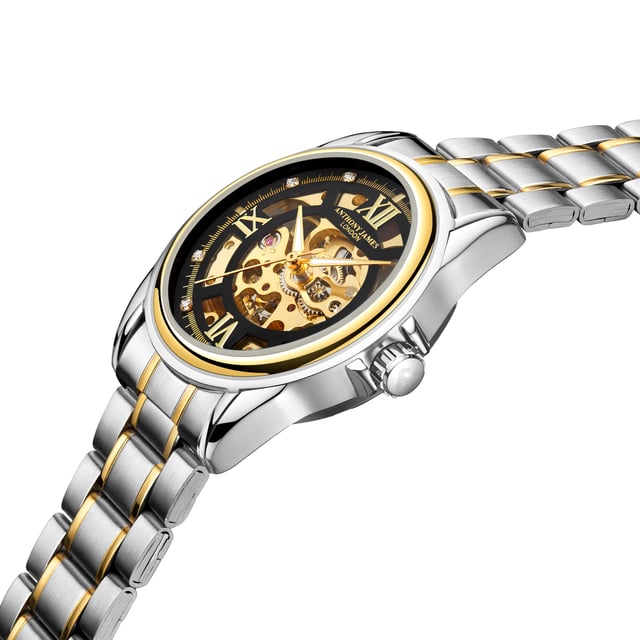 El Anthony James Edición Limitada Esqueleto Automático, ensamblado a mano, funciona con nuestro movimiento totalmente automático de 162 piezas y 21 rubíes. Este complicado movimiento está expuesto tanto a través de la esfera negra abierta del reloj como a través de su fondo de caja esqueleto de acero inoxidable, lo que proporciona al usuario dos puntos de vista desde los que ver la ingeniería de este reloj. Todos nuestros relojes se someten a rigurosos controles de calidad y pruebas de precisión, por lo que este reloj tiene una garantía de 5 años.

Especificaciones del reloj
- 12 horas analógico 
- Movimiento automático
- Movimiento automático 162 Part 21 Jewel 
- Resistente al agua 30M
- Cristal mineral resistente a los arañazos
- 5 años de garantía
Tamaños y pesos
- Diámetro de la caja 38,6 mm 
- Grosor de la caja 15 mm
- Ancho de la lengüeta 20 mm
- Ancho de la correa 18 mm
- Longitud de la correa 195 mm
- Peso 107 gramos
Materiales y color
- Caja de aleación de oro bicolor y acero 
- Fondo esqueleto de acero inoxidable
- Pulsera bicolor de acero inoxidable 
- Cierre de seguridad plegable con logotipo
- Esfera negra abierta 
- Anillo interior con contador de segundos dividido
- Corona con logotipo