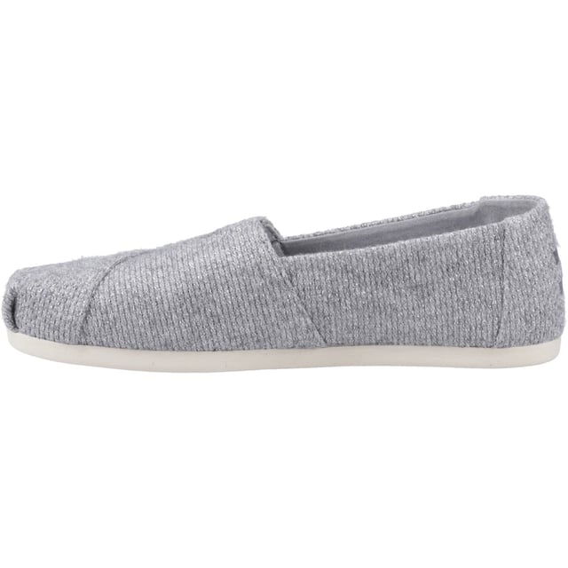Alltäglicher Stil mit traumhaftem Komfort. Dieser klassische, leicht zu tragende Alpargata-Schuh verfügt über ultra-weiche CloudBound-Sohlen für verbesserte Atmungsaktivität und wolkenartigen Halt. Schlüpfen Sie für einen einfachen Stil hinein und verleihen Sie jedem Look einen majestätischen Moment.