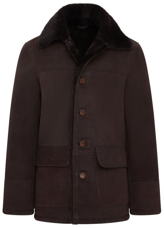 Bleiben Sie warm und stilvoll mit unserem dunkelbraunen Lammfellmantel für Herren. Dieser fachmännisch aus 100 % echtem Schaffell gefertigte Mantel verfügt über ein reichhaltiges Wildlederfinish gepaart mit einer plüschigen Lammfell-Innenseite für unvergleichliche Wärme und Eleganz. 100 % echtes Schaffell für lang anhaltenden Komfort und Qualität Weiches Wildlederfinish in dunkelbraunem Ton für einen zeitlosen Reiz Klassischer Knopfverschluss vorne für eine sichere und elegante Passform Reverskragen mit Lammfellbesatz für zusätzlichen Luxus und Wärme Zwei praktische aufgesetzte Taschen für Funktionalität und Stil Perfekt für den Alltag und formelle Anlässe bei kälterem Wetter Dieses vielseitige Stück ist ein Muss für Ihre Wintergarderobe und verbindet Funktionalität mit raffinierter Ästhetik.