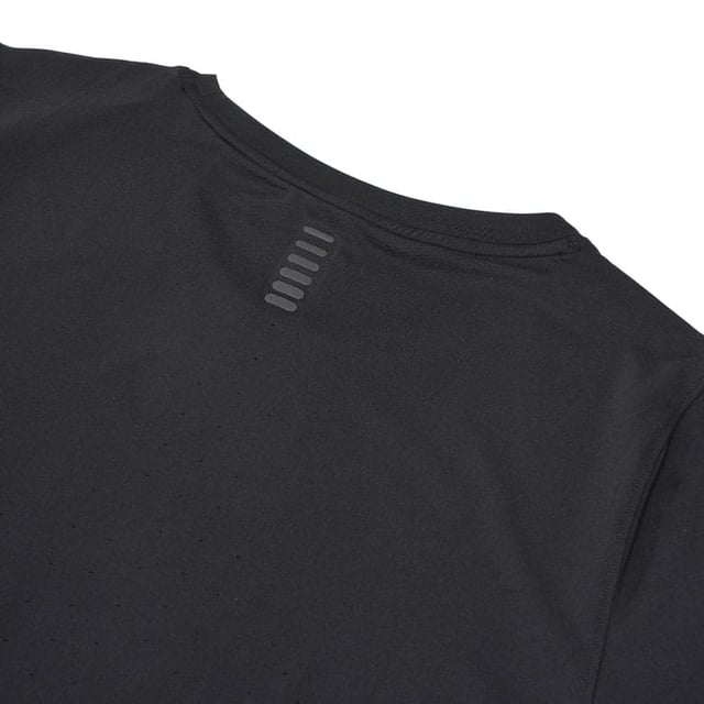 We flattened out the fibers and added some science to create a gamechanging fabric that quickly pulls heat away from the skinkeeping you calm, cool, and crushing at max capacity.- Iso-Chill fabric helps disperse body heat, making it feel cool to the touch.- Laser perforations on back panel for ultimate breathability.- 4-way stretch material moves better in every direction.- Material wicks sweat and dries really fast.- Fitted: Streamlined fit that’s not too tight or too loose.- 90% Polyester, 10% Elastane.- Machine washable. Ref: 1376819001.