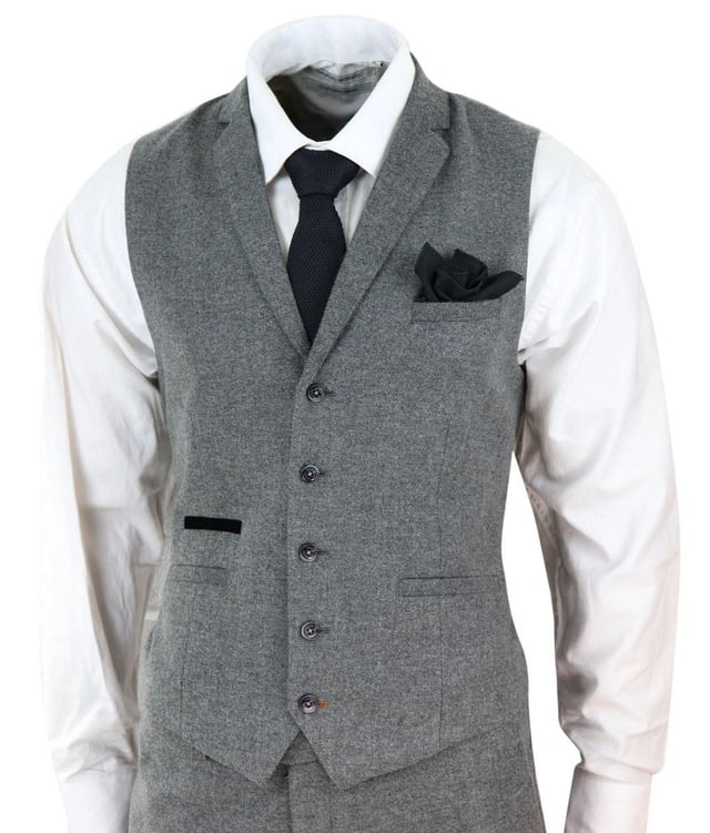 Un traje es un elemento básico clave en el guardarropa de cualquier hombre y este no es una excepción a esta regla no escrita. Elegante, elegante y sofisticado, luce perfecto con este traje de tweed de lana gris de tres piezas de primera calidad con diseño de espiga, que presenta un corte ajustado, con un ajuste más ceñido en el pecho y pantalones ajustados más estrechos. La chaqueta de dos botones tiene una caída hermosa y tiene una construcción de media lona que se adapta a la forma de tu cuerpo cuanto más la uses. Los ribetes de terciopelo en contraste en los bolsillos, los puños abotonados y una abertura trasera única le dan al traje un toque clásico de refinamiento. Un chaleco de tweed a juego completa el traje de tres piezas con un estilo de botonadura sencilla con bolsillos clásicos a medida y un ajustador trasero para garantizar que puedas crear tu ajuste ideal. El traje es atemporal y contemporáneo al mismo tiempo y te permite lucir lo mejor posible durante todo el día. Combínalo con un chaleco a juego, una camisa blanca y zapatos para un acabado elegante. - Nota: La cintura de los pantalones es 15 cm más pequeña que la talla correspondiente de la chaqueta. Por ejemplo, un abrigo de 34'' + pantalones de 28'', un abrigo de 36'' + pantalones de 30'', un abrigo de 38'' + pantalones de 32'', un abrigo de 40'' + pantalones de 34'', un abrigo de 42'' + pantalones de 36'', una chaqueta de 44'' + pantalones de 38'', una chaqueta de 46'' + pantalones de 40'', una chaqueta de 48'' + pantalones de 42'', una chaqueta de 48'' + pantalones de 44'' y una chaqueta de 52'' + pantalones de 46''.