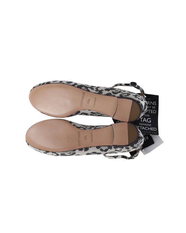 This Chloe flats is designed with leopard print with t-straps and round toe. Perfect for preppy teens out there who wants to experiment in fashion. Match with a midi dress for dainty look.
Chloe Leopard Print T-Strap Flats in Multicolor Canvas
Color: multicolor
Material: Canvas
Size: EU36.5
Condition: new with tag
Sign of wear: No
SKU: 167088