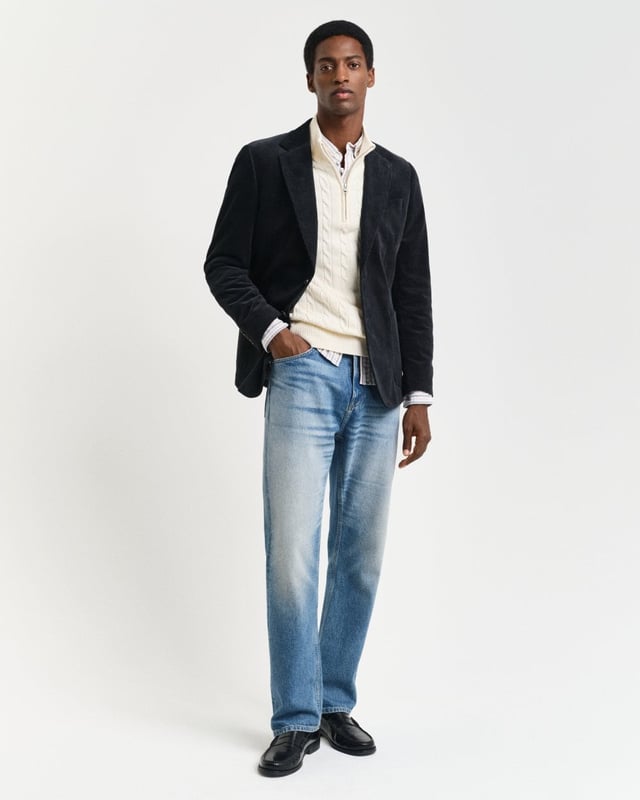 Designed in cotton with an all-over cable knit structure, this soft sweater has a regular fit and sporty half-zip collar. A preppy essential, it is detailed with our iconic GANT shield embroidered at the chest, and ribbed endings at the neck, hem and cuffs.
Regular fitHalf-zip collarCable knit structureGANT graphic embroidered at chest
 
100% Cotton
 